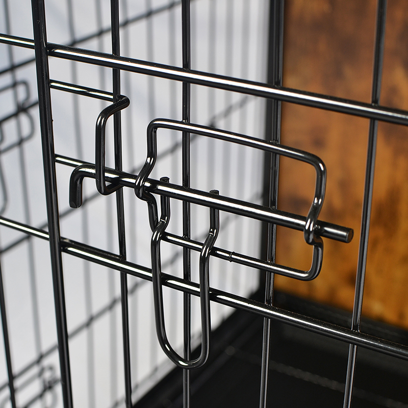 Vnitřní dřevěný nábytek ve stylu psí klece s polštářem a koly Vnitřní dřevěný nábytek ve stylu psí klece s polštářem a koly