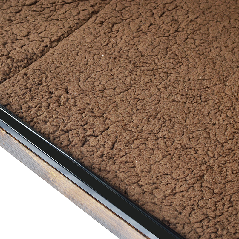 Vnitřní dřevěný nábytek ve stylu psí klece s polštářem a koly Vnitřní dřevěný nábytek ve stylu psí klece s polštářem a koly